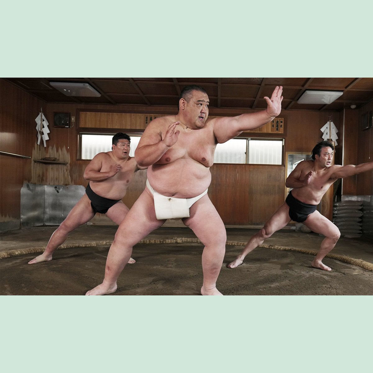 naro_tv_japan's tweet image. Our #sumo course by @KonishikisWORLD includes the sumo kata—daily exercises sumo wrestlers do to stay strong and flexible. 

Follow along with @SumoActor (plus @ryougokuhiroshi and Koki Yamamoto).

P.S. Keep an eye out for @SumoActor in an upcoming Hollywood #blockbuster! 😉