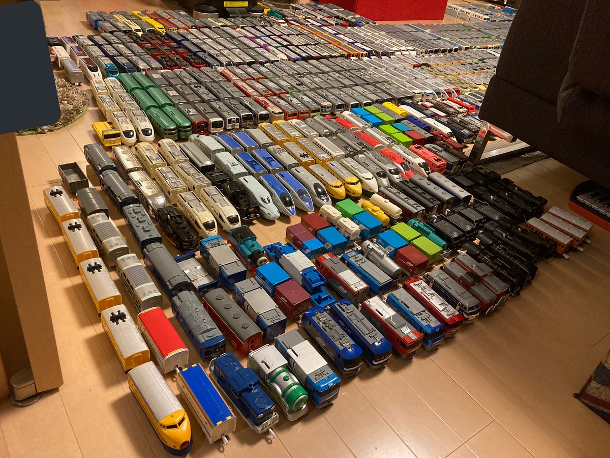 3049plarail's tweet photo. 月末になってやっと全部出せた！(箱で保存してない物だけだけど)これだけでめっちゃ多いけど箱あり含めたらこれの倍あるって恐ろしいわw https://t.co/eUNGhsD2oN