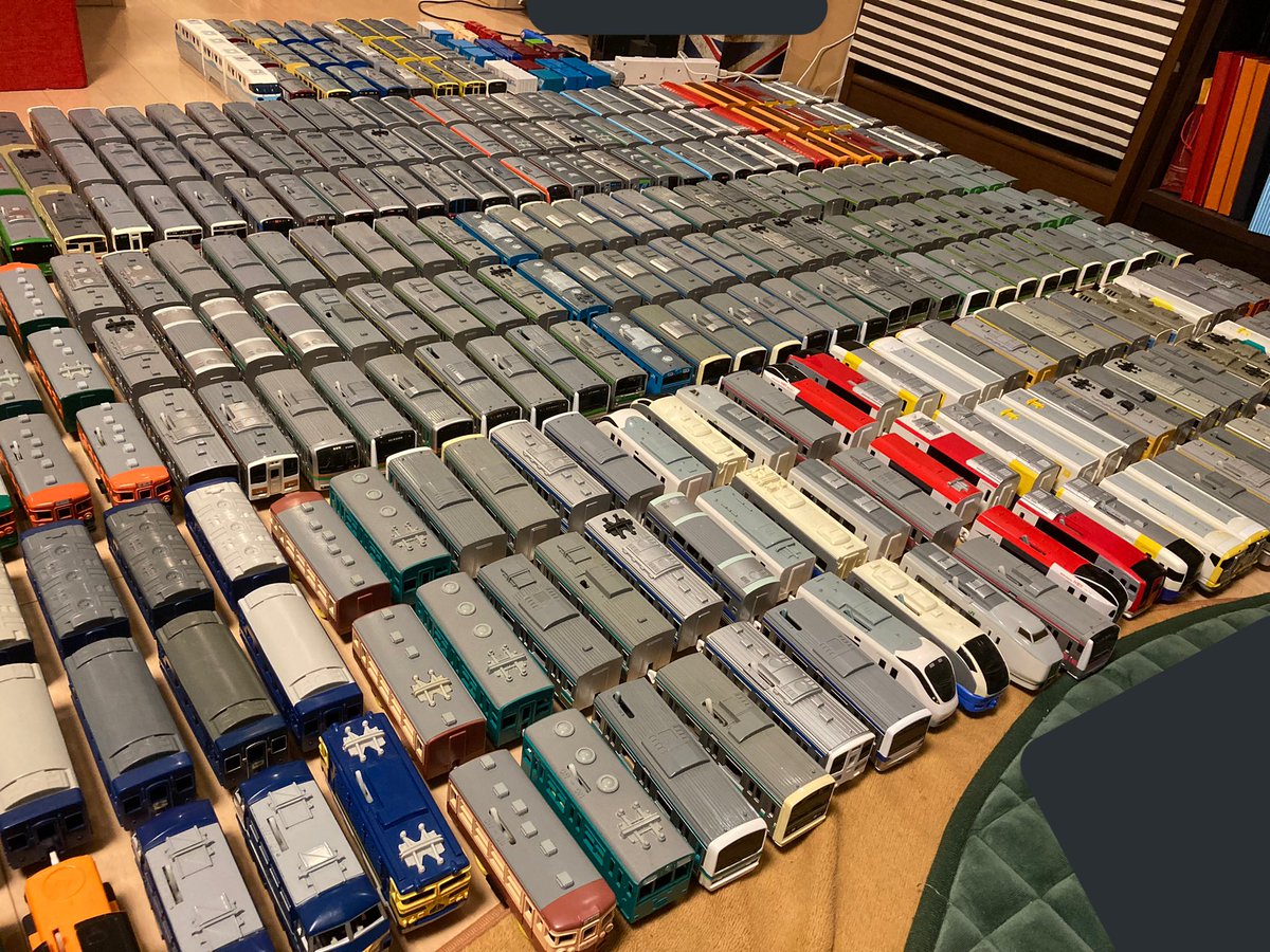 3049plarail's tweet photo. 月末になってやっと全部出せた！(箱で保存してない物だけだけど)これだけでめっちゃ多いけど箱あり含めたらこれの倍あるって恐ろしいわw https://t.co/eUNGhsD2oN