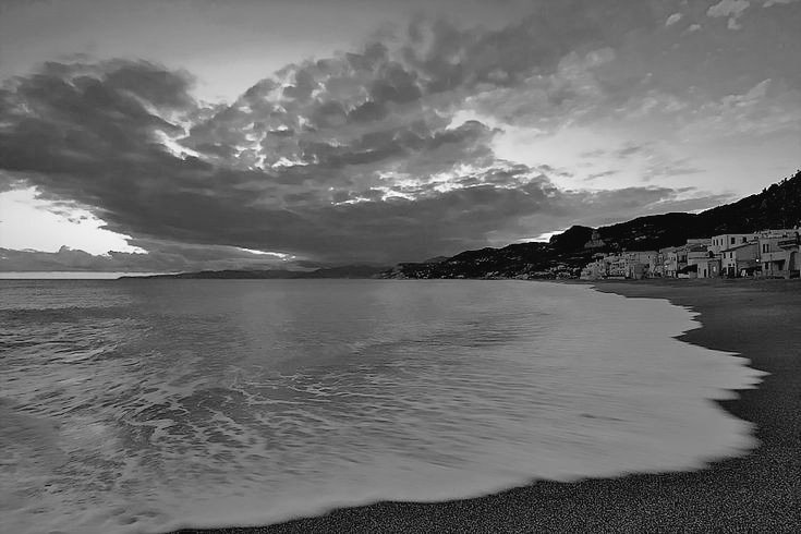 Hai più misurato il mare?
E come potrei
E il canto degli Dei?
Solo pochi eletti possono
E perciò?
É semplice
Te lo riassumo così;
C'è un'equivalenza
che incontra mare e Dei
Risiede nella smisurata capienza
di chi non ha minimamente idea
d'essere l'infinito 

#IlMareDegliDei