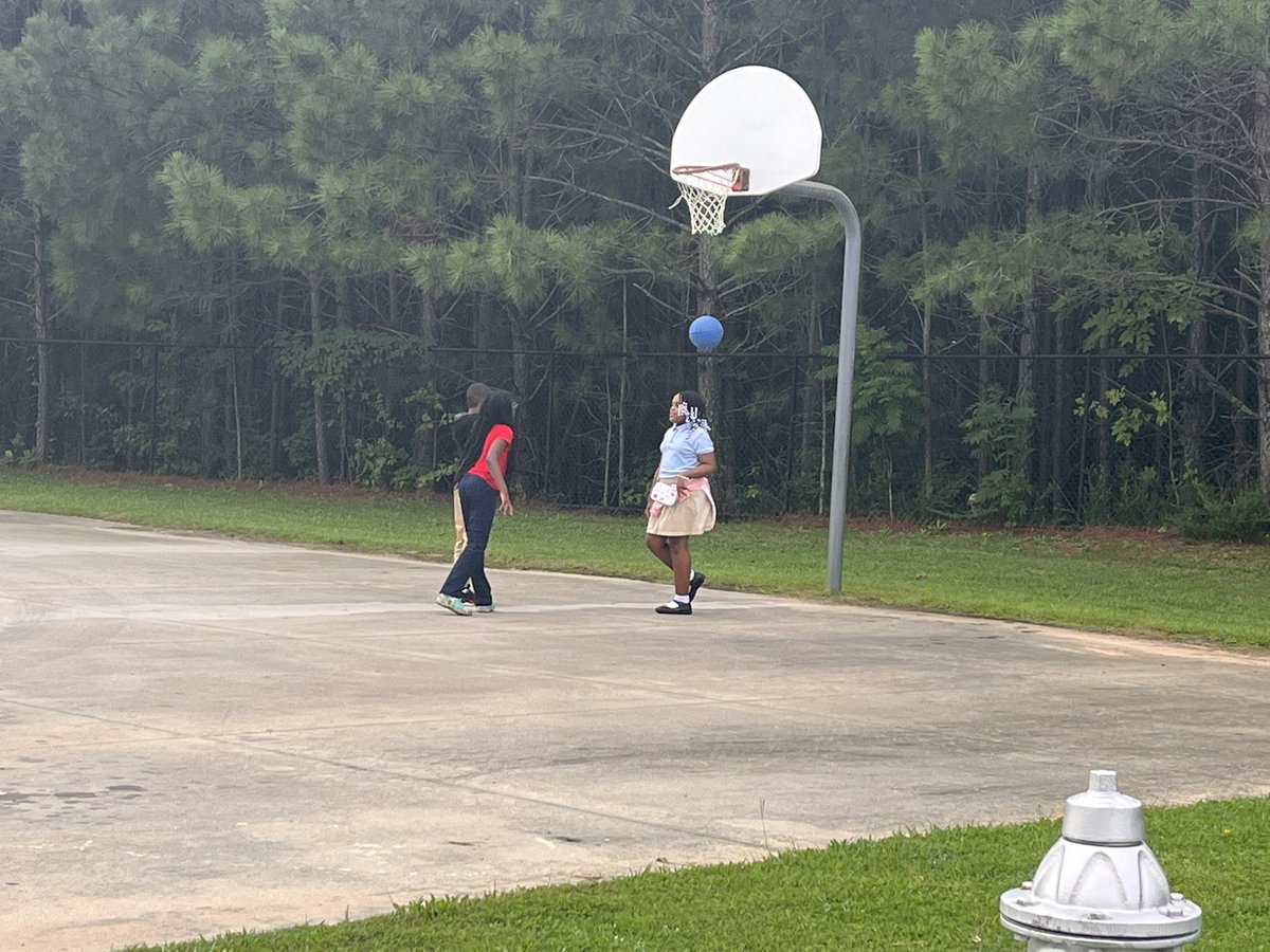CarolynH_EdS's tweet photo. Recess is just as important as hard work in the classroom. @RES_Royals @FCSSuptLooney @RonMaxwellFCS1 #recessisimportant #4thgradeRES https://t.co/y7XnahW8nS