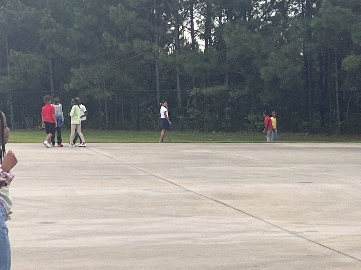 CarolynH_EdS's tweet photo. Recess is just as important as hard work in the classroom. @RES_Royals @FCSSuptLooney @RonMaxwellFCS1 #recessisimportant #4thgradeRES https://t.co/y7XnahW8nS