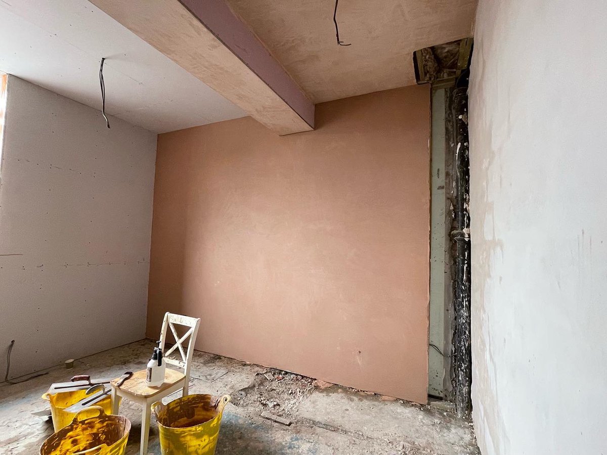 OmurcaLtd's tweet photo. Plasterboard tacking started to this 8 x flat development. It will have a rooftop garden/courtyard. This will be Design and Build contract, 8 x flats and a commercial unit. More information and details to follow #development #developer #flatsforsale #crawley #construction https://t.co/qjGEzAdIfP