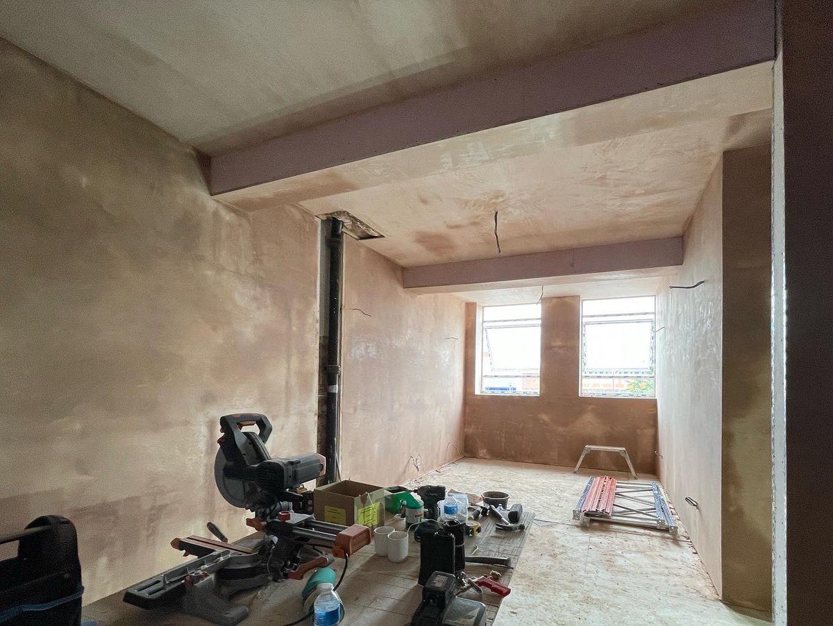 OmurcaLtd's tweet photo. Plasterboard tacking started to this 8 x flat development. It will have a rooftop garden/courtyard. This will be Design and Build contract, 8 x flats and a commercial unit. More information and details to follow #development #developer #flatsforsale #crawley #construction https://t.co/qjGEzAdIfP