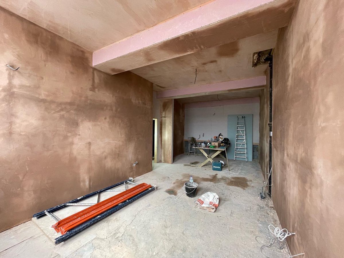 OmurcaLtd's tweet photo. Plasterboard tacking started to this 8 x flat development. It will have a rooftop garden/courtyard. This will be Design and Build contract, 8 x flats and a commercial unit. More information and details to follow #development #developer #flatsforsale #crawley #construction https://t.co/qjGEzAdIfP