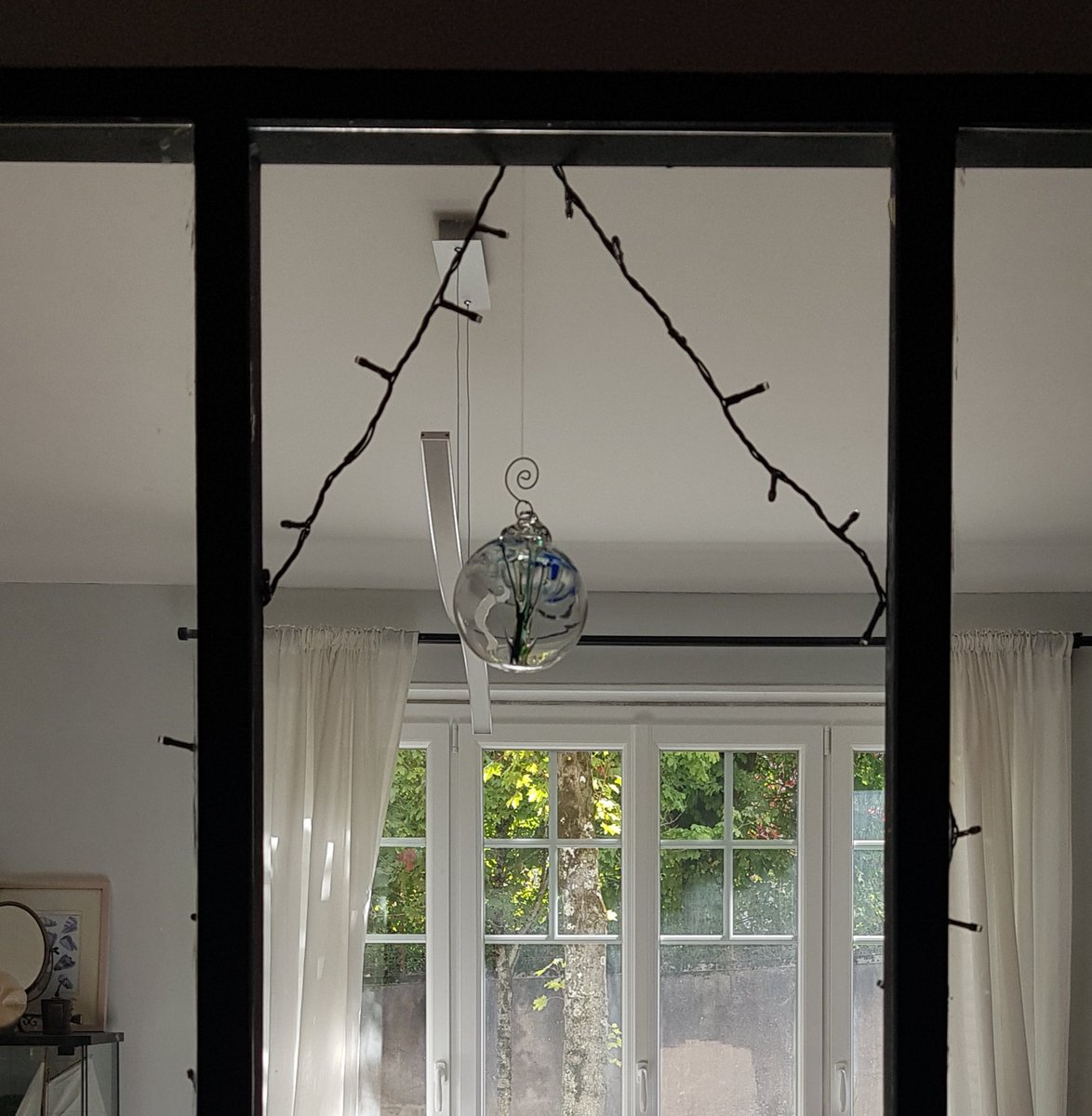 CatMo0105's tweet photo. J'ai rapporté du #Québec une jolie déco #bouledesorcière  #witchball désormais suspendue à ma fenêtre
Protection de la maison contre des esprits maléfiques et les sorcières (si l'une d'elles passe devant, elle sera attirée puis capturée dans la boule)
instagram @lestroiscorbeaux https://t.co/oYL1WBZE4c
