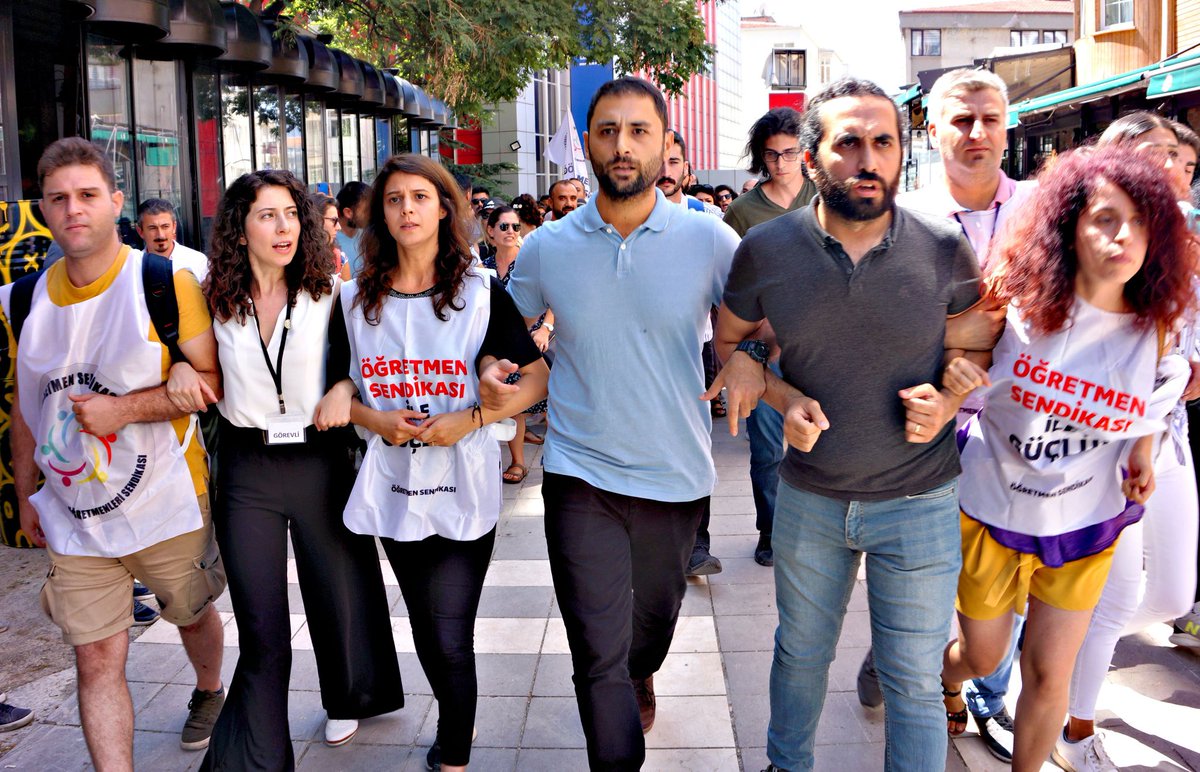 Öğretmenin haklı mücadelesi karşısında hiç kimse duramayacaktır. Gücümüzü haklılığımızdan ve mücadelemizden alıyoruz. İnanıyoruz, çünkü biliyoruz başaracağız. 
#TabanMaaşİstiyoruz <a href="/tcmeb/">Millî Eğitim Bakanlığı</a>