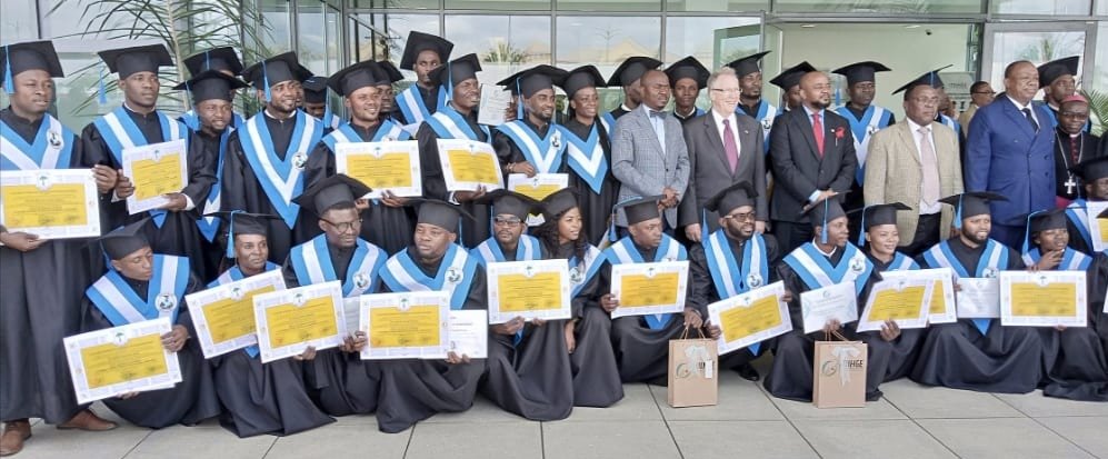 egmmh's tweet photo. Acto de graduación de jóvenes Guineanos en el @ITNHGE2  #Mongomo,en su IX programa de formación en el sector de hidrocarburos,con 47 graduados de ambos sexos,acto presidido por el ViceMininistro del @egmmh con la participación de las autoridades Provinciales y el Embajador de USA https://t.co/IHyHcVjMnG