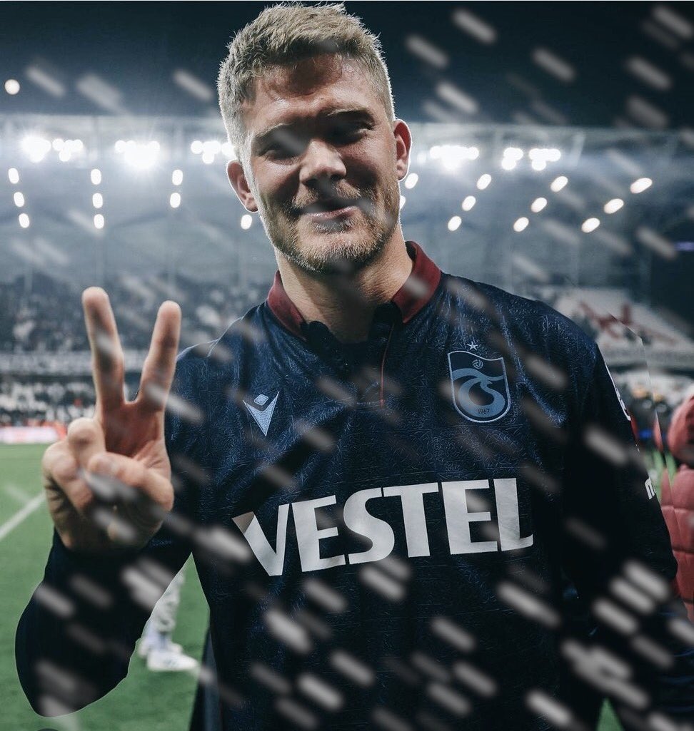 TSfelsefesi's tweet photo. O anı yaşattın! Vurduğun gol! Yaşadığın zafer olsun! Altın kafa #Cornellius … özleyeceğiz🧿 TS’yi eleyen takım final görüyor! Sen de gör! Yediğin sütlaçlar helal olsun… #Trabzonspor Güle güle kuzeyin kralı… 💪✌️ https://t.co/ofo7wE8pQx
