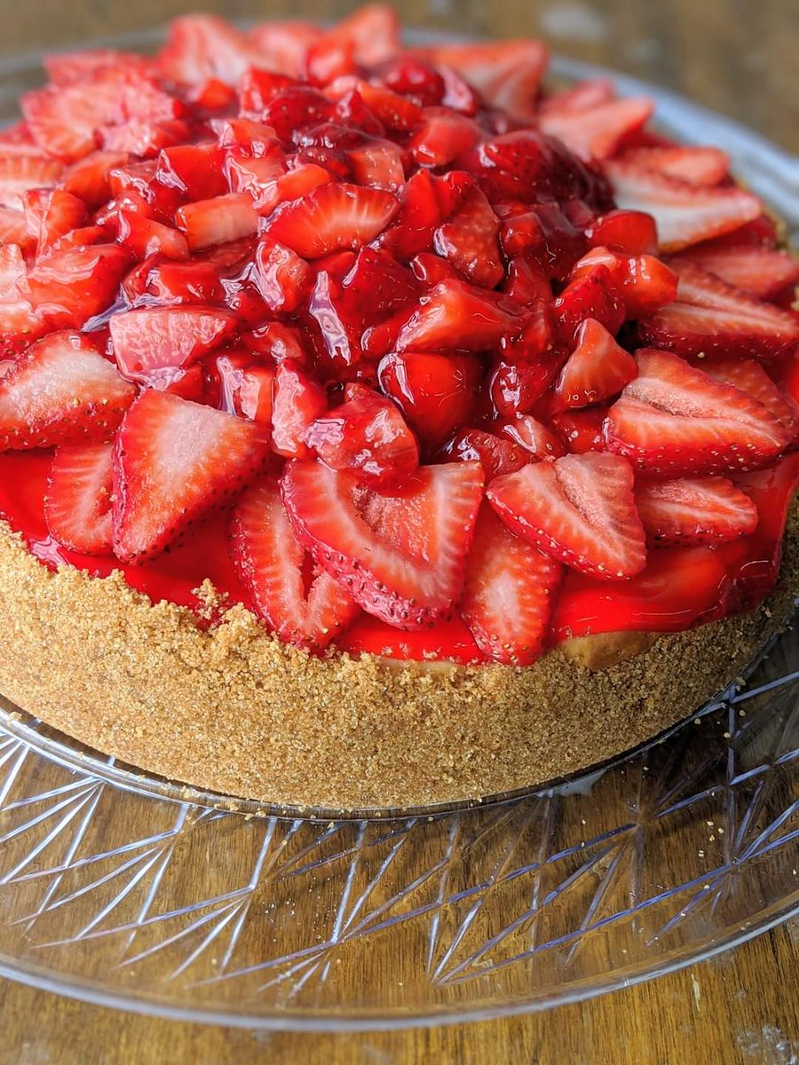 Yes please! For all of your custom cheesecakes <a href="/Essentialdipped/">Essential Dipped Delights</a> is your go to🥰🍓🥰🍓🥰🍓 #SmallBiz #desserts #tasty #GirlBoss #foodporn