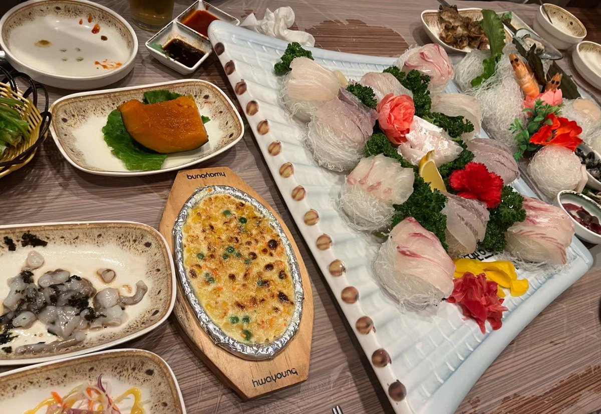 今天收入15万烫发消费10万吃饭11万靠入不敷出的生活😭不过生活不仅仅有苟且还有诗和远方不是哈