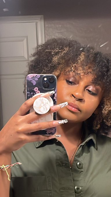 FORTY DOLLARS??!? - 1 pic. Hiii friends, I saw The Weeknd last night. ✨ https://t.co/Aeslp9lZtv