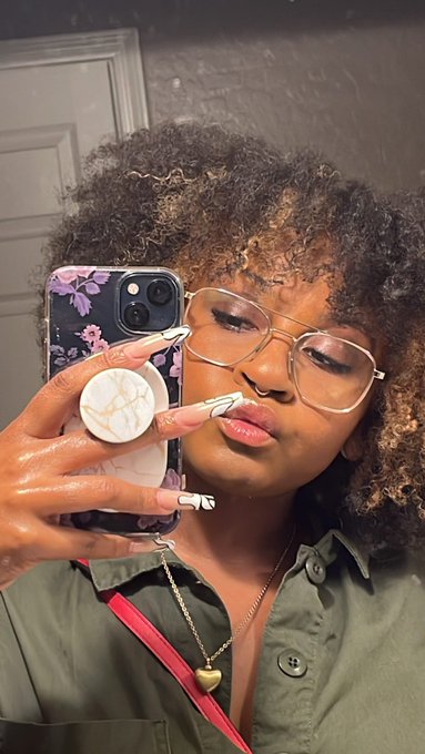 FORTY DOLLARS??!? - 2 pic. Hiii friends, I saw The Weeknd last night. ✨ https://t.co/Aeslp9lZtv