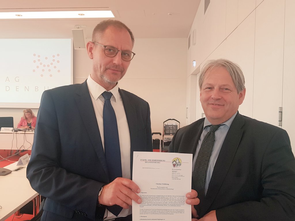 Klimaschutz ist  Querschnittsaufgabe auf allen Ebenen. Choriner Erklärung - Positionspapier zum kommunalen Klimaschutz des <a href="/stgbbrandenburg/">Städte- und Gemeindebund Brandenburg</a> wurde heute dem Ausschuss für Landwirtschaft, Umwelt + Klimaschutz des <a href="/Brandenburg_LT/">Landtag Brandenburg</a> übergeben. #WolfgangRoick
stgb-brandenburg.de/aktuelles/ansi…