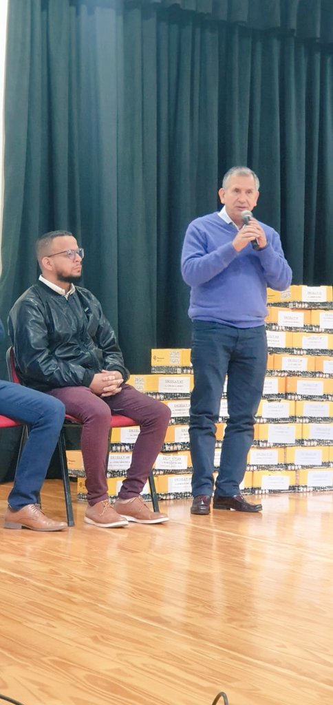 📍Oberá. Se realizó hoy la entrega de indumentaria para personal de Mantenimiento y Servicios en la Casa de la Historia y la Cultura del Bicentenario.Participaron intendentes de Oberá,Alberdi,Guaraní y Alvear, supervisores y secretarios escolares. 

#CGEMisiones <a href="/jalbertogalarza/">Juan Alberto Galarza</a>