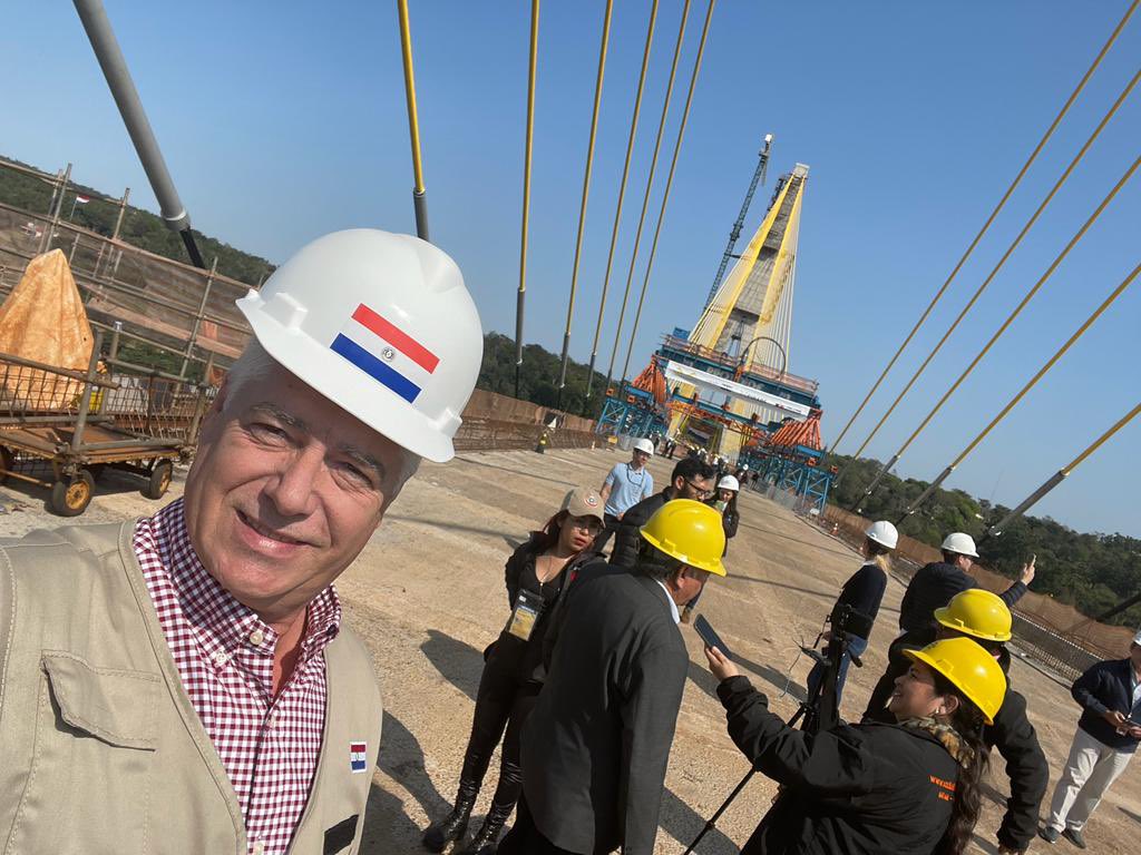 ArnoldoWiens's tweet photo. #AltoParaná Saludos desde el Puente de la Integración. Pieza fundamental del Corredor Logístico y Económico más importante de la región, que tendrá como protagonista al #Paraguay 🇵🇾 

Más #Conectividad #Empleo #Desarrollo y #Oportunidades para todos. https://t.co/0E39154ICk