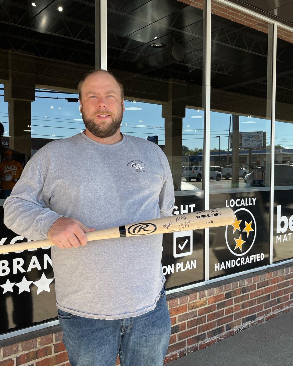 BedrMattress's tweet photo. Having a great time meeting new people today at Bed’r Mattress Farragut @ 10609 Kingston Pike!
#liveremote #baseball #autographs #community https://t.co/tvdlqasPPk
