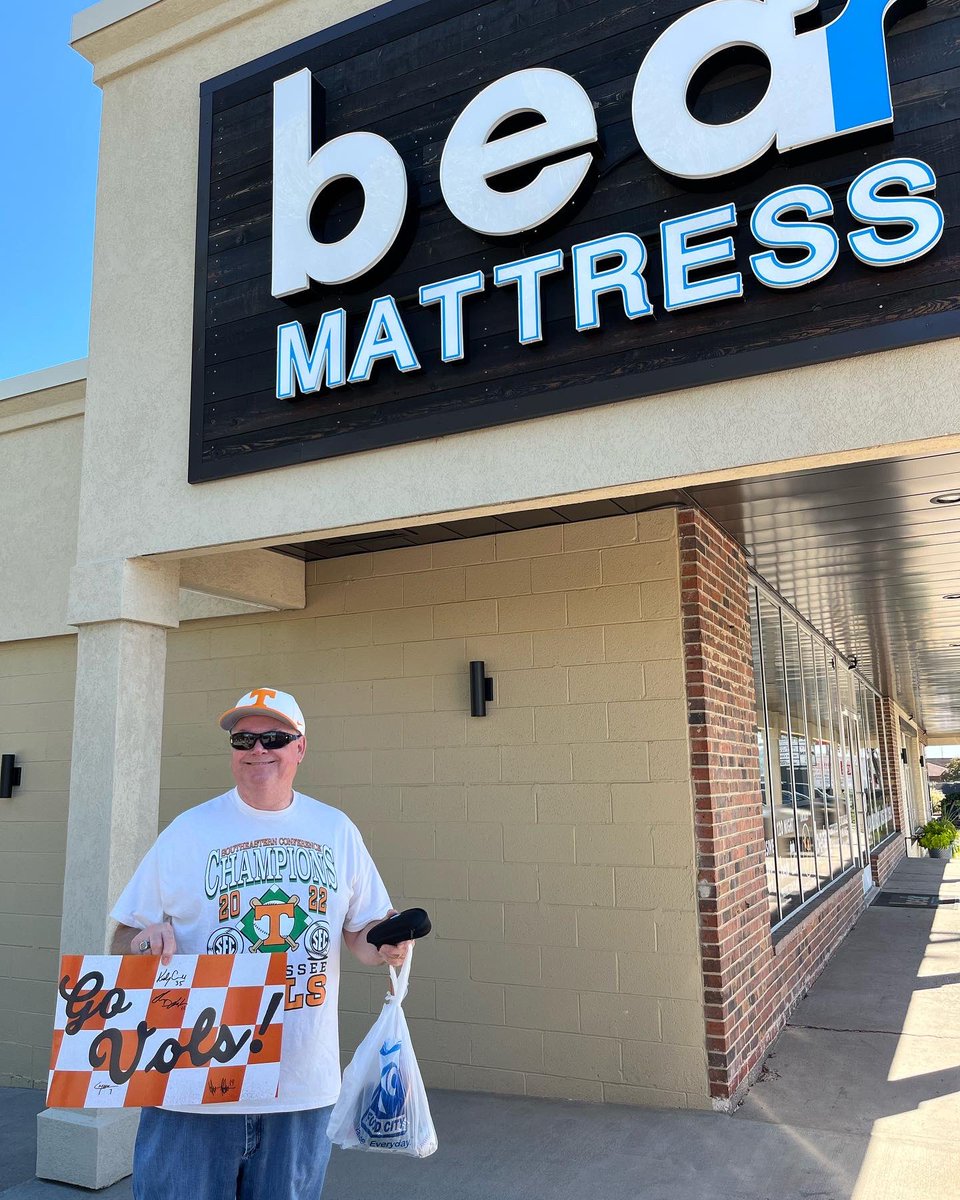 BedrMattress's tweet photo. Having a great time meeting new people today at Bed’r Mattress Farragut @ 10609 Kingston Pike!
#liveremote #baseball #autographs #community https://t.co/tvdlqasPPk