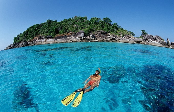 In autumn, you should go to the sea and let the waves take away the regrets of summer.