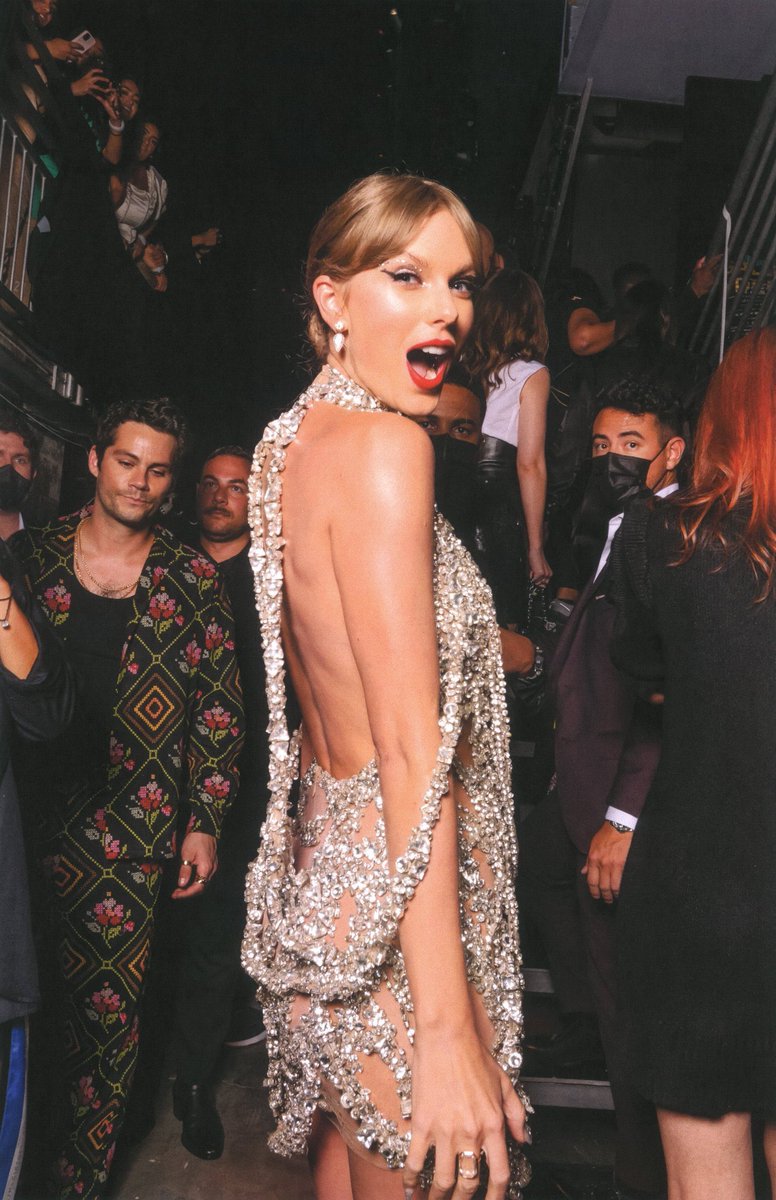ESTourAri's tweet photo. the month of august really does belong to taylor swift huh https://t.co/Tk6KCMhzqF