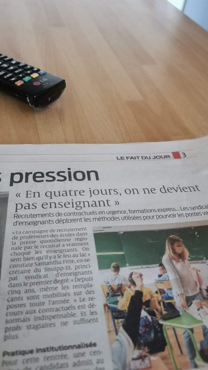 FlavieCz's tweet photo. Non, on ne devient pas enseignant en 4 jours... Sinon pourquoi nous demander de faire 5 ans d'étude dans des conditions étudiantes qui ne cessent de se dégrader et dont la violence est toujours plus importante ? Pourquoi continuer à dévaloriser un métier si beau et si important ? https://t.co/A7IbrtmRA8