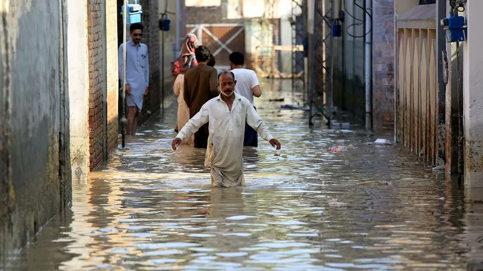 OmarSolomon04's tweet photo. One third of the country is flooded and More than 1000 people have died due to the flood in Pakistan... Please pray for Pakistan...
#FloodinPakistan #FloodsInPakistan2022 https://t.co/yOcrg5AfTa