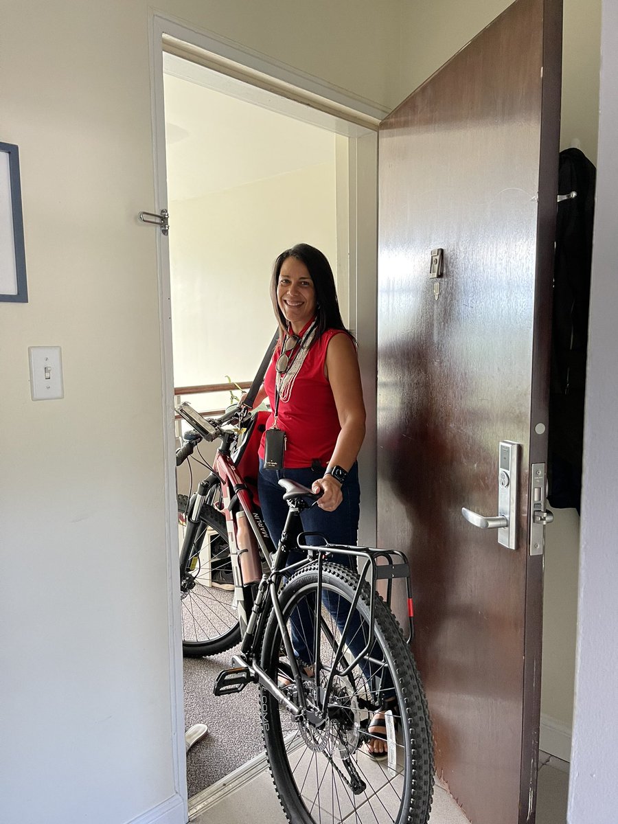 Dasharyl's tweet photo. @Kennedy_School first day of school! 😳 ♥️❤️
#AMillionDreamsOfTheWorldWereGonnaMake
#AskWhatYouCanDo
#Learner4Ever
#MegaNerd https://t.co/LqLLWGua8Y