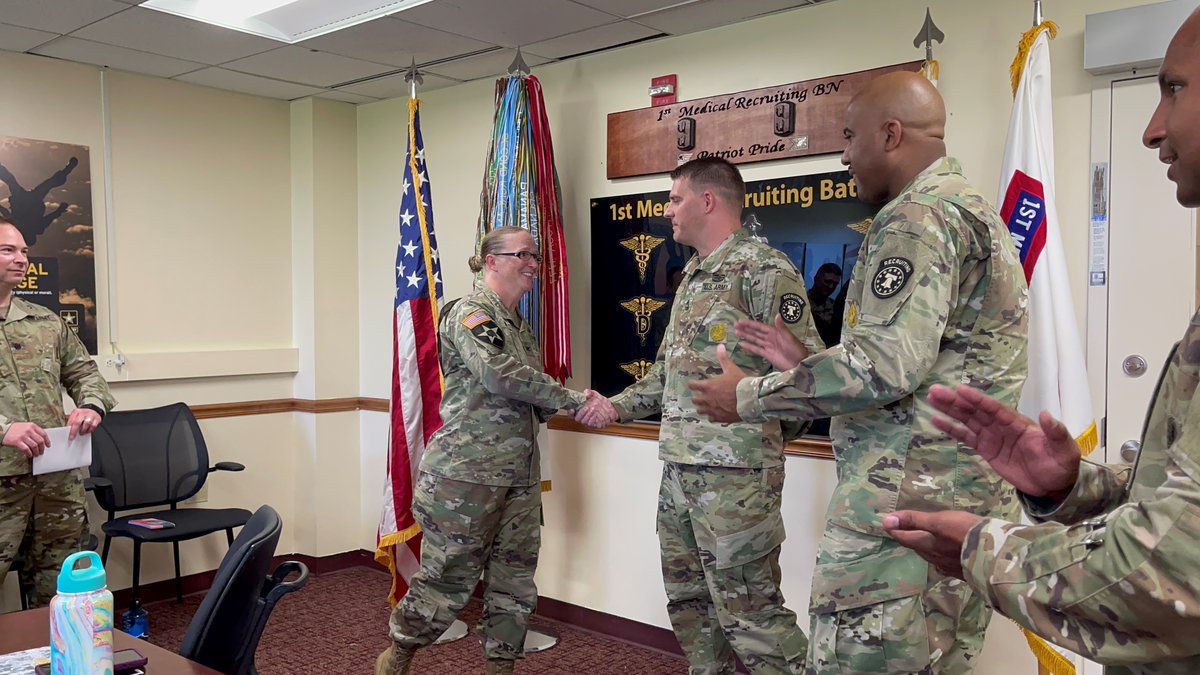 1_MRB_USAREC's tweet photo. A huge thank you goes out to Col. Walker and CSM Scott taking time to come out and congratulate our very own MSG Ross with a command coin on a job well done with his recruiting efforts with 1st Medical Recruiting Battalion! πΊπΈ
#armymedicine #armystrong #commandcoin https://t.co/cDfsoQ1Xpw
