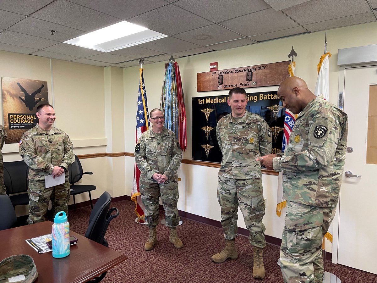 1_MRB_USAREC's tweet photo. A huge thank you goes out to Col. Walker and CSM Scott taking time to come out and congratulate our very own MSG Ross with a command coin on a job well done with his recruiting efforts with 1st Medical Recruiting Battalion! πΊπΈ
#armymedicine #armystrong #commandcoin https://t.co/cDfsoQ1Xpw