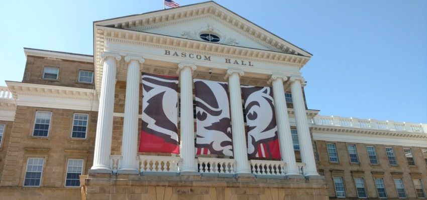 34 University of Wisconsin System make more than $400,000.  
128 make more than $300,000.  
1,573 make more than Wisconsin's governor.  
Want to know why college costs have increased so dramatically? That's why. My latest at the @MacIverWisc:
maciverinstitute.com/2022/08/the-re…