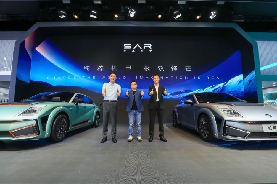 Momenta_AI's tweet photo. @Momenta_AI CEO Cao Xudong (right) joins SAR Motors CEO Wen Fei (center) and Huawei Smart Car Solutions COO and Smart Driving Solutions Product Line President Wang Jun (left) for the launch of the SAR Motors Mecha Dragon at the Chengdu Motor Show. #autonomousCar #AI #ChengduAuto https://t.co/6qbAle5snJ