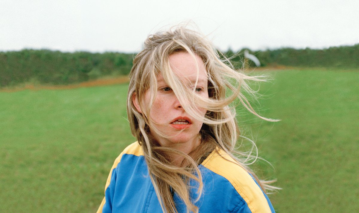 CGeducational's tweet photo. ANNE AT 13,000 FT offers an intimate look into the interiors of a young woman who struggles at life's all fronts. A scintilating performance from Deragh Campbell celebrates an ineffable sense of complexity and mystery.

https://t.co/eyEbSS7W0j https://t.co/d3H7wVvSzw