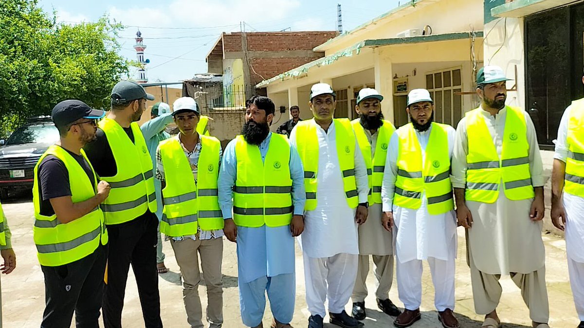 forum_overseas's tweet photo. ڈیرہ مراد جملالی بلوچستان کے متاثرہ علاقوں کی طرف ٹیم  روانہ- https://t.co/z7y2uDDqid