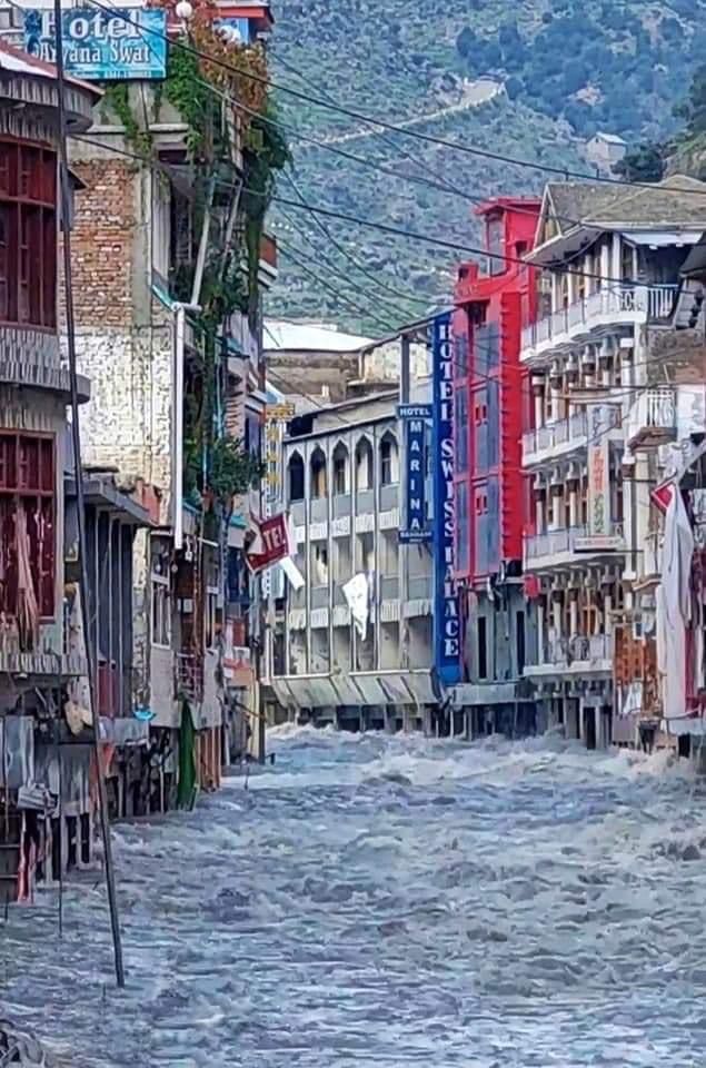 humzafrnd's tweet photo. Bahrain Bazar Before And After Flood 💔 😭
#swatflood2022
#heartbreakingscene
#prayforswat https://t.co/wflizExO3b