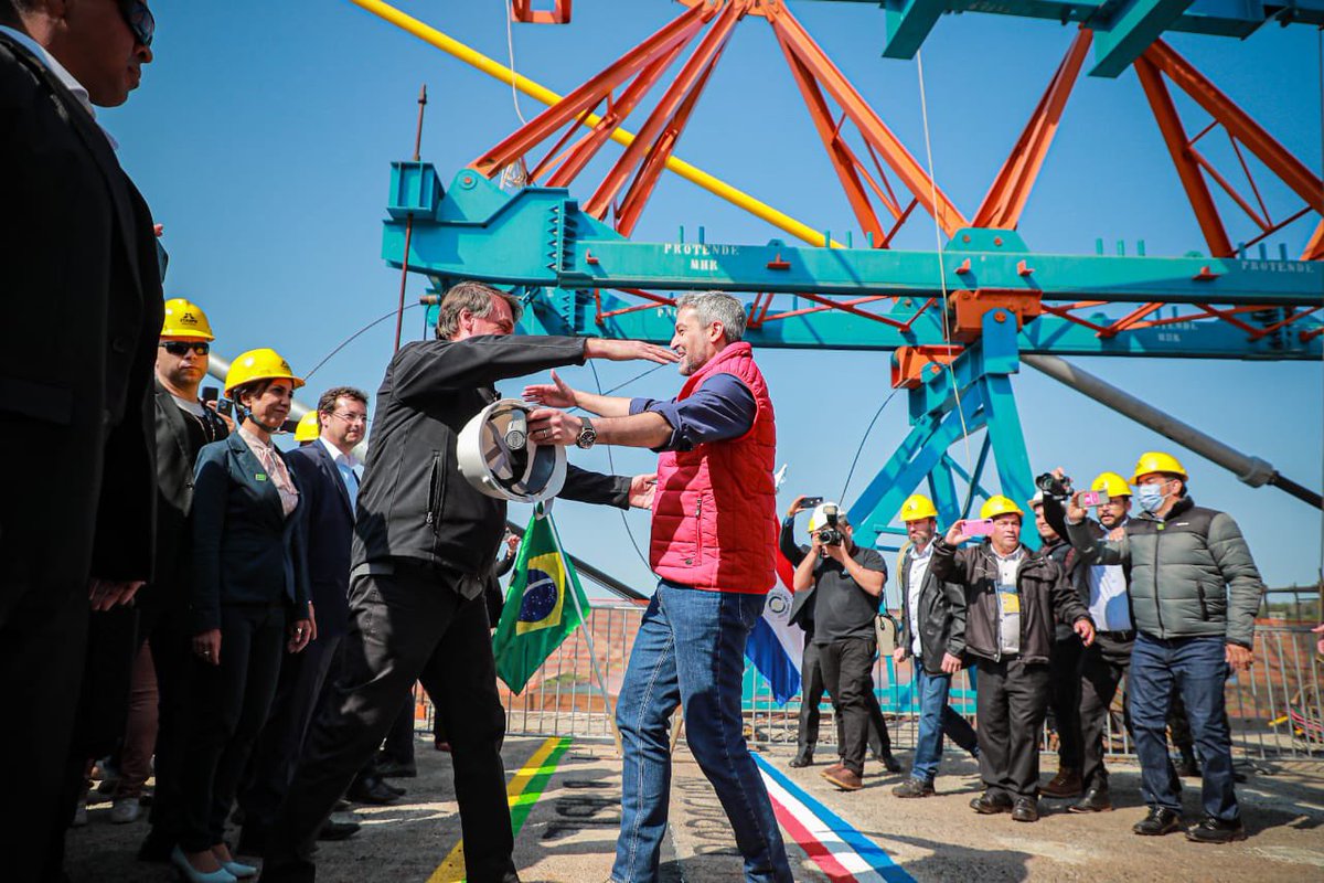 PresidenciaPy's tweet photo. Los mandatarios @MaritoAbdo y @jairbolsonaro verificaron hoy las obras del Puente de la Integración Paraguay-Brasil que ya tienen más del 90% de avance. El nuevo paso fronterizo además de constituirse en una importante conexión vial, potenciará el desarrollo de toda la zona🇵🇾🇧🇷 https://t.co/dIPTLjK4Vp