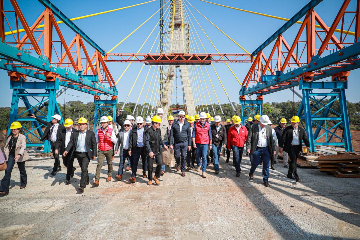 PresidenciaPy's tweet photo. Los mandatarios @MaritoAbdo y @jairbolsonaro verificaron hoy las obras del Puente de la Integración Paraguay-Brasil que ya tienen más del 90% de avance. El nuevo paso fronterizo además de constituirse en una importante conexión vial, potenciará el desarrollo de toda la zona🇵🇾🇧🇷 https://t.co/dIPTLjK4Vp