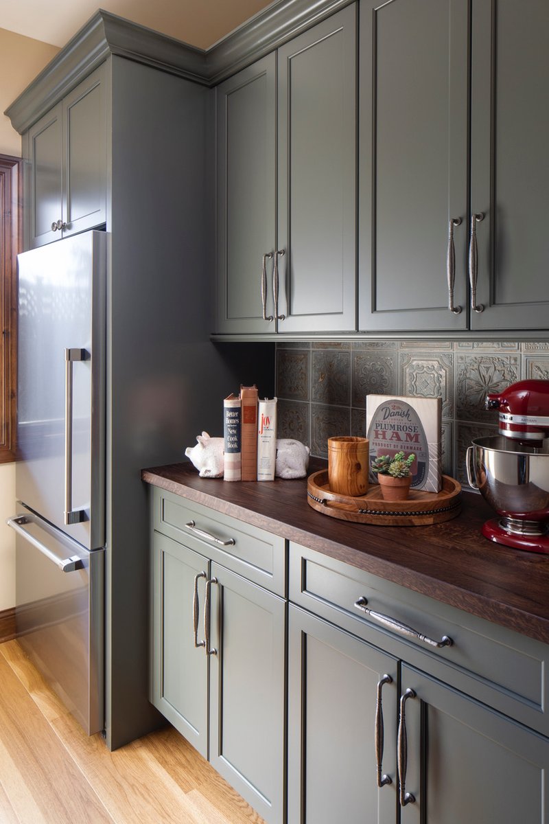 michelshomes's tweet photo. This custom kitchen support provides a secondary refrigerator, storage for small kitchen appliances, and counter space. Perfect for when hosting a large group!

See more from this total home remodel by #michelshomes here:

https://t.co/yIMvZMF7H5

#pantrydesign #kitchensupport https://t.co/cjrvKyrwkI