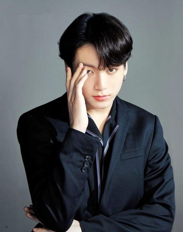 tracklist's tweet photo. O cantor, compositor e produtor Jungkook, membro do BTS, está completando 25 anos.

Mesmo com poucos trabalhos solo, o artista vem quebrando grandes recordes mundiais para o K-Pop! 🌟

#HappyJungkookDay https://t.co/niN4SavFUj