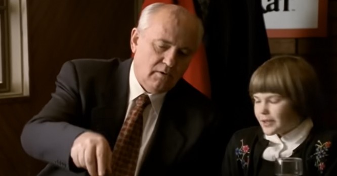 Emarketing_fr's tweet photo. Mikhaïl #Gorbatchev : d'homme d'État à... égérie publicitaire ! https://t.co/T2getfHd5x https://t.co/HNlNcKqkxP