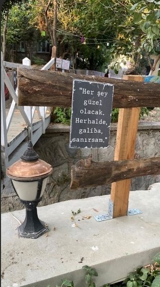 Yolda ihtimaller var Çek kenara
her hal diyo belki olursa, denk gelirse.
falan filan işte Gününde kem küm
yani: Dünden Fazla 
Bugünden Eksik.