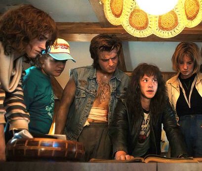 🌜#DIFLondon Ok guys... 300 Retweets on this tweet and we'll take down TWO possibilities from this photo for tonight's #StranterThings guest announcement. / 300 RTs et nous retirons DEUX possibilités de cette photo pour l'annonce Stranger Things de ce soir.