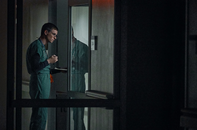 levmauc's tweet photo. Así luce Eddie Redmayne como Charles Cullen, uno de los asesinos en serie más crueles y prolíficos que, como cuidador, llegó a matar a más de 300 personas entre nueve hospitales durante 16 años. THE GOOD NURSE llegará a Netflix el el 26 Octubre. https://t.co/iWle8ESSeN
