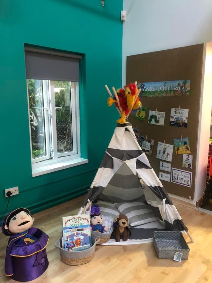 CylchHenllan's tweet photo. Dewin a Doti yn barod i groesawu pawb yn ôl i’r Cylch - Dewin and Doti looking forward to welcoming everyone back to Cylch 😃 https://t.co/OEEAcpU0w9