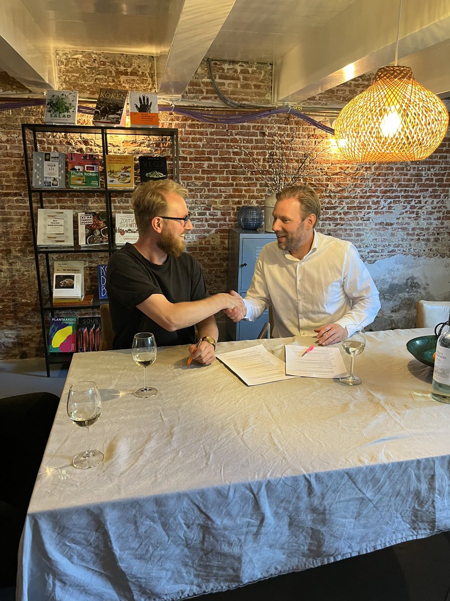 Na drieënhalf jaar schrijven aan m’n roman tekende ik vanmiddag een contract bij Sebes &amp; Bisseling Literary Agency. 😎