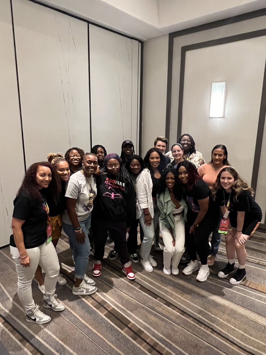 JaviciaLeslie's tweet photo. Still on a high from ClexaCon 🖤 https://t.co/S7JXZ5BfjZ