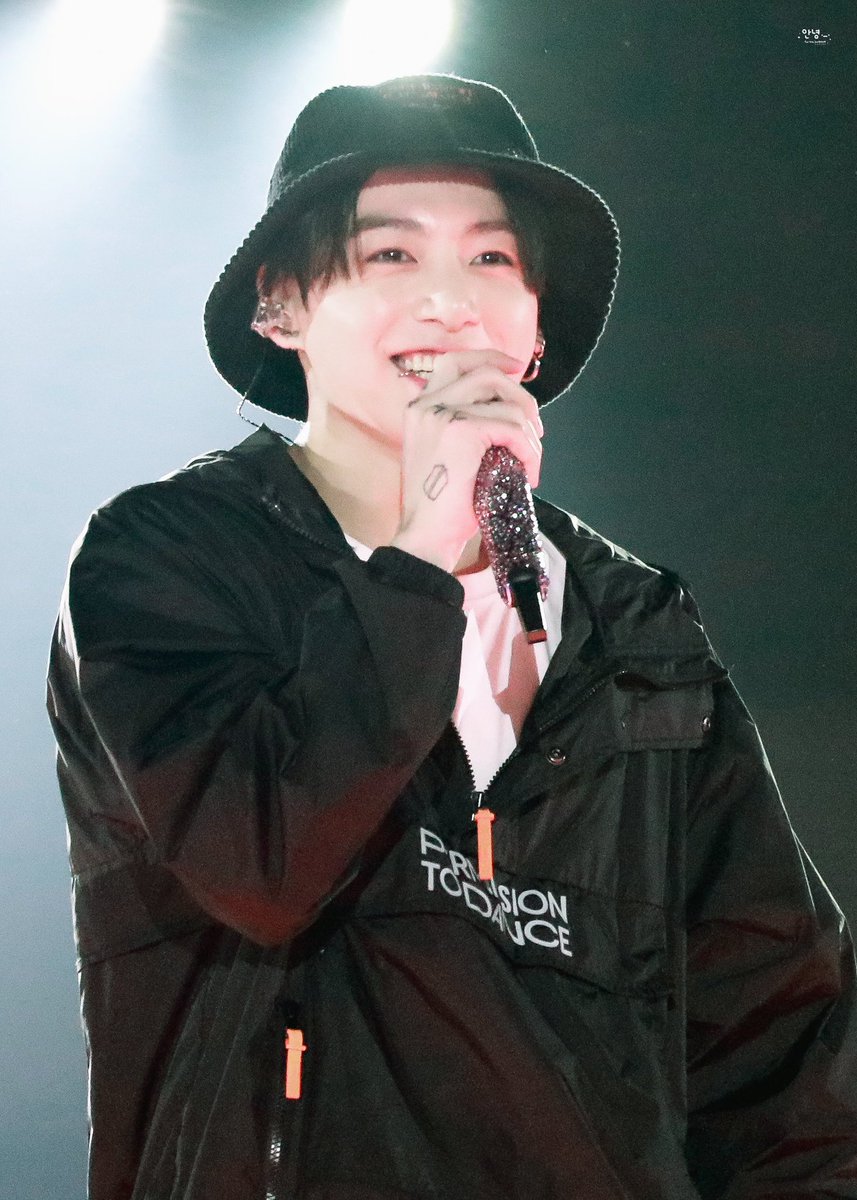 Hang1632's tweet photo. Happy birthday Jungkook 🎂💜 
Tuổi 26 khỏe mạnh và hạnh phúc anh nhé. @BTS_twt 
#HappyBirthdayJungkook 
#WithJKNightAndDay
#OurYouJungkook
#VoiceOfGoldJungkook
#GoldenStarJKDAY
#JungkookDay
#HAPPYJKDAY   
#생축_정국이생일_이올시다 
#내가미소짓는이유_정국아_생일축하해 https://t.co/ofUtNpIB25