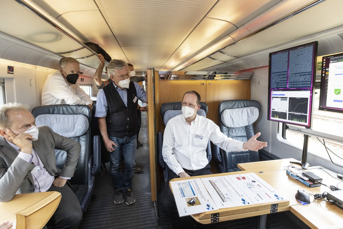 Halbzeit der #RailChain-Woche! Gerade an Bord des advanced TrainLab: Vertreter:innen des @bmdv und Projekt-Konsortiums @SiemensDE, @SiemensMobility, @HPI_DE, @tuBraunschweig, @tuvcom_presse und @spherity. Vielen Dank für die großartige Zusammenarbeit! #digitalpartner