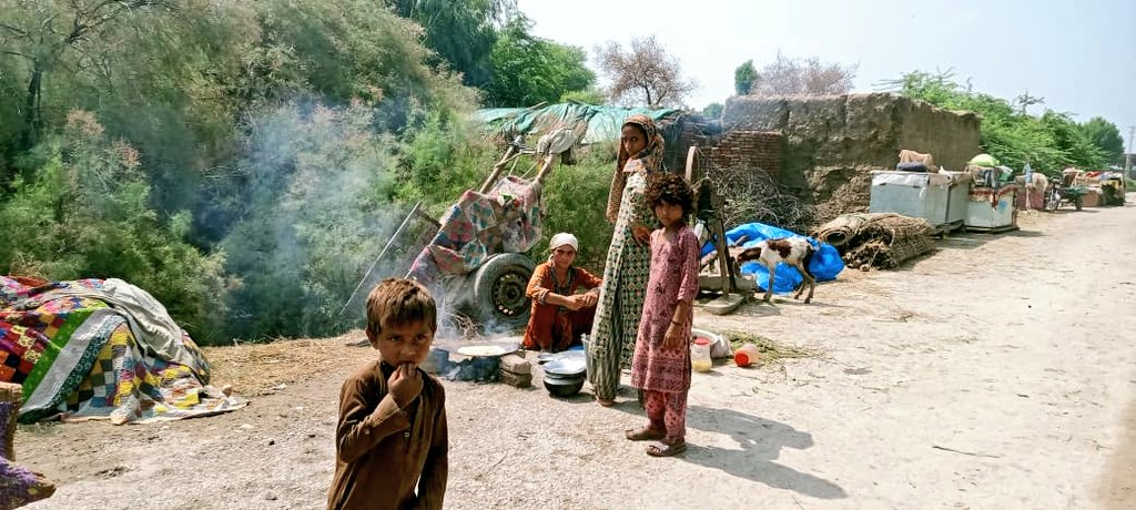 This is near #Shikarpur #Sindh. People in post traumatic shock. Have saught refuge on elevated roads &amp; waiting for help. No crops to grow, no livestock to tend. They are bearing the burden of industrialisation &amp; climate change without contributing to it. The world needs to help.