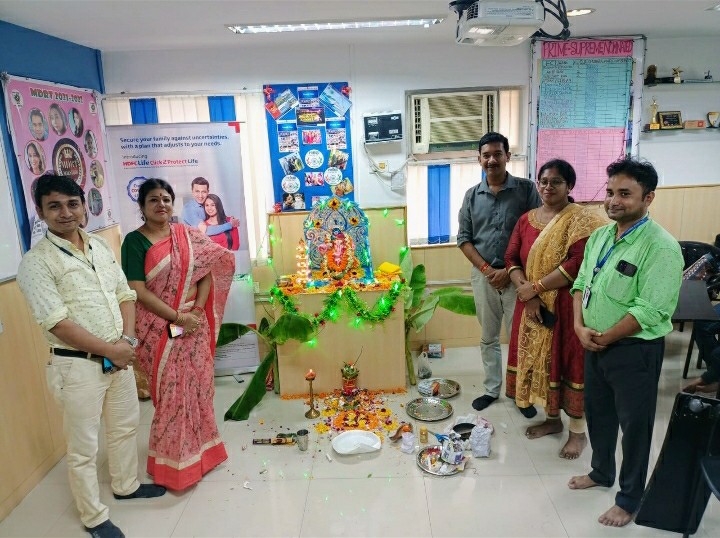 jana_subhra's tweet photo. Ganapati Bappa Morrya at Our Office 🙏💐💐🙏 
#HappyGaneshChaturthi ✨🎊✨ Best Wishes to all Of You 🎉🎇🎊 https://t.co/CxKjaXSmvG