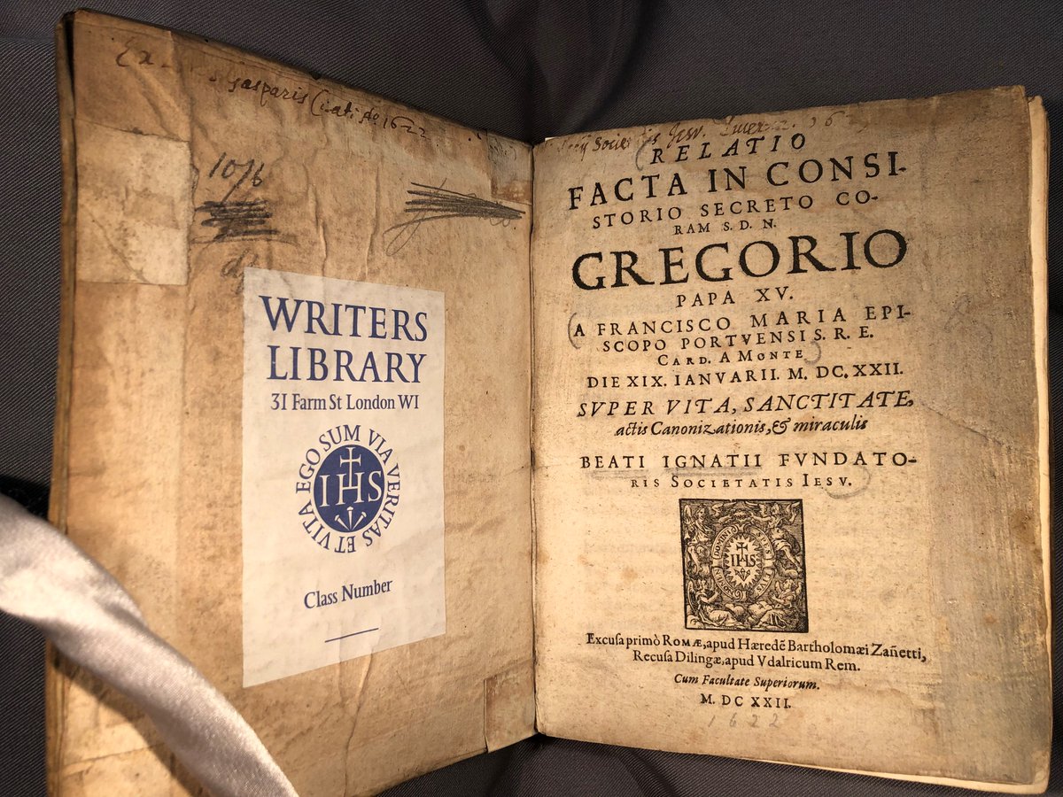 JesuitArchives's tweet photo. And on the title page are interesting C17th provenance inscriptions, as well as the beautiful C20th graphic design of the Writers' Library bookplate
#BookProvenance https://t.co/zDt9Wx1EO4